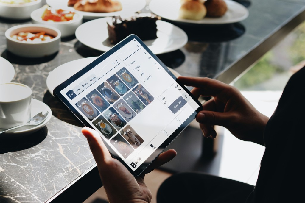 Caisse tactile au comptoir — prise de commande rapide