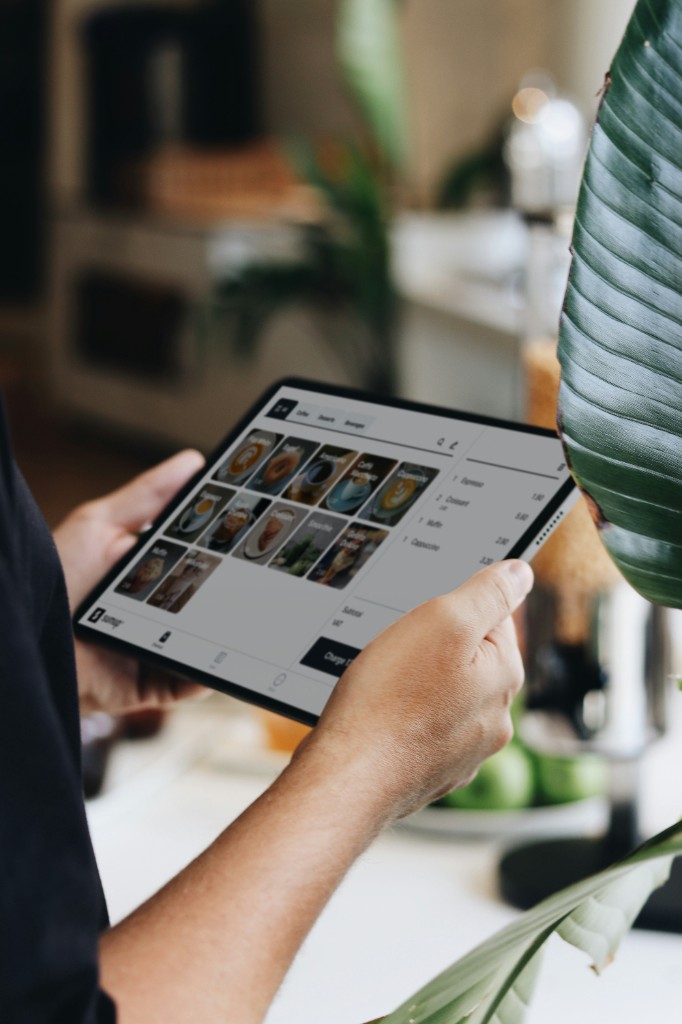Serveur utilisant une caisse tablette en restaurant