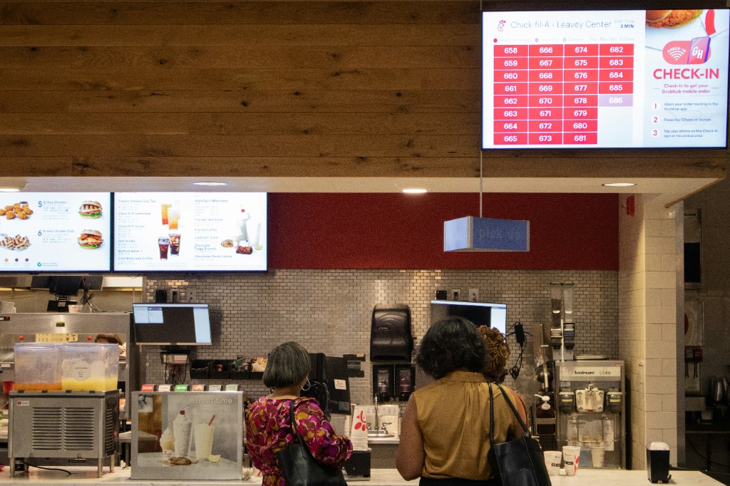Comptoir restaurant avec écran de suivi des commandes
