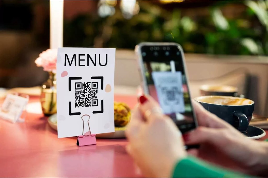 Client qui scanne la carte MENU avec QR code sur la table